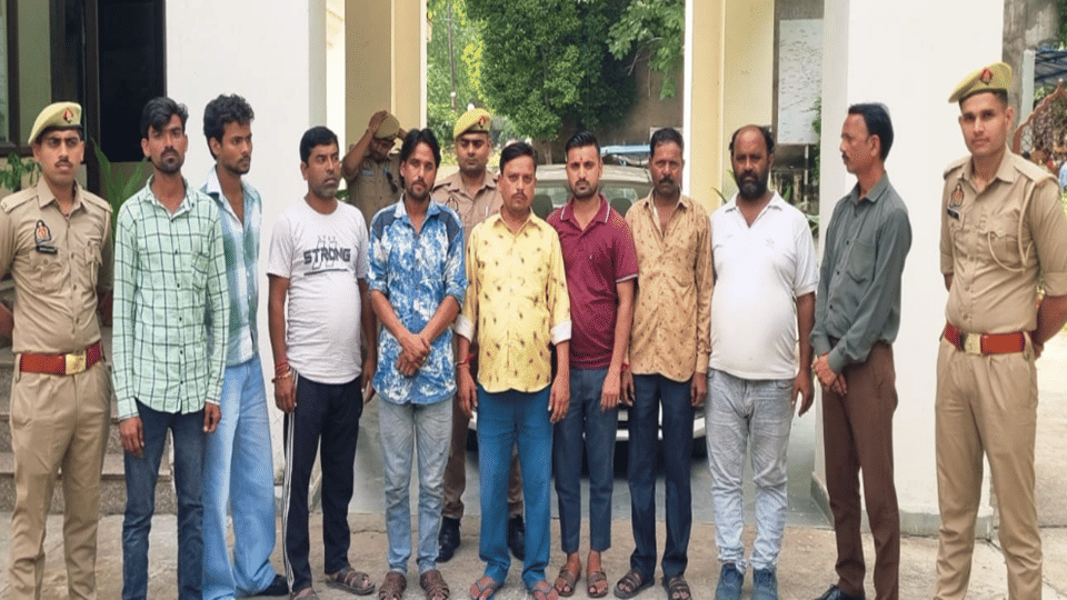 Nine lapke caught near Taj Mahal who were cheating tourists in Agra