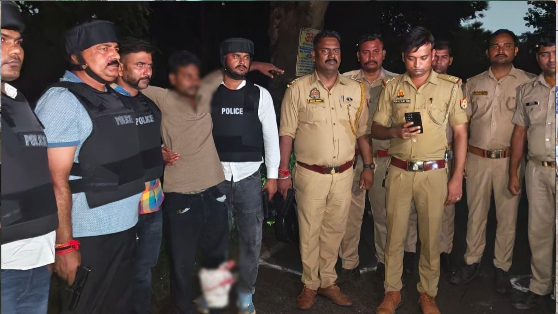 पुलिस मुठभेड़ में गिरफ्तार घायल बदमाश