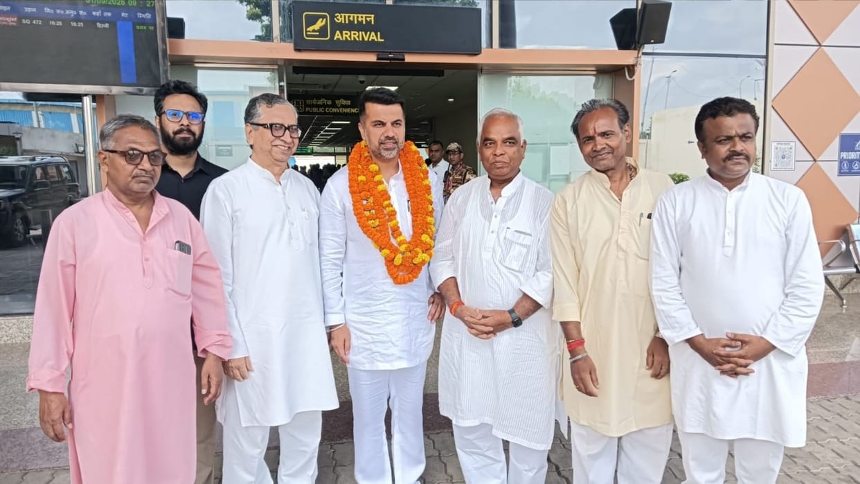 Grand welcome for Congress co-in-charge Abhishek Dutt at Gorakhpur Airport.