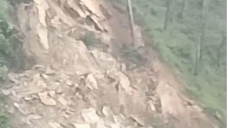 गरुड़-बागेश्वर-कौसानी हाईवे पर भूस्खलन