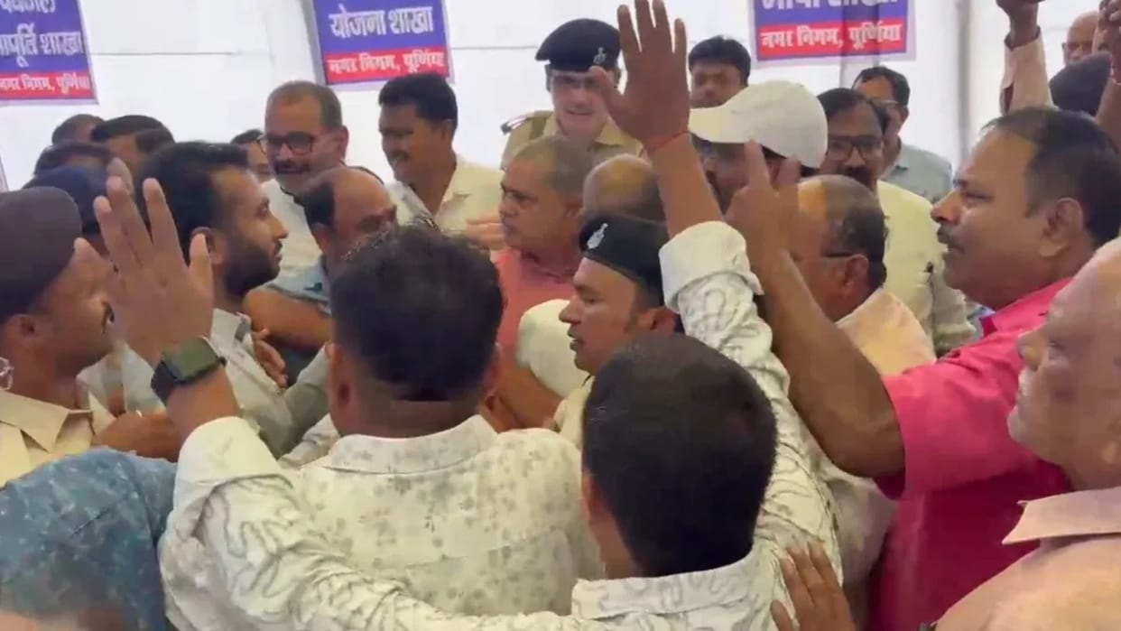 Bihar Political Clash Relief Camp Becomes Arena for Sloganeering Between Councilors and MLA Aides