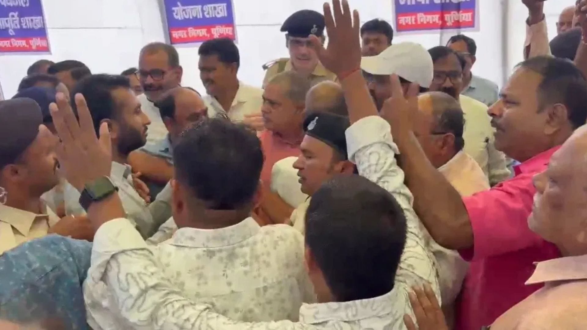 हंगामा करते हुए वार्ड पार्षद