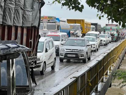 Jajmau Old Bridge: Damaged Road and Waterlogging Trigger Severe Traffic Jams