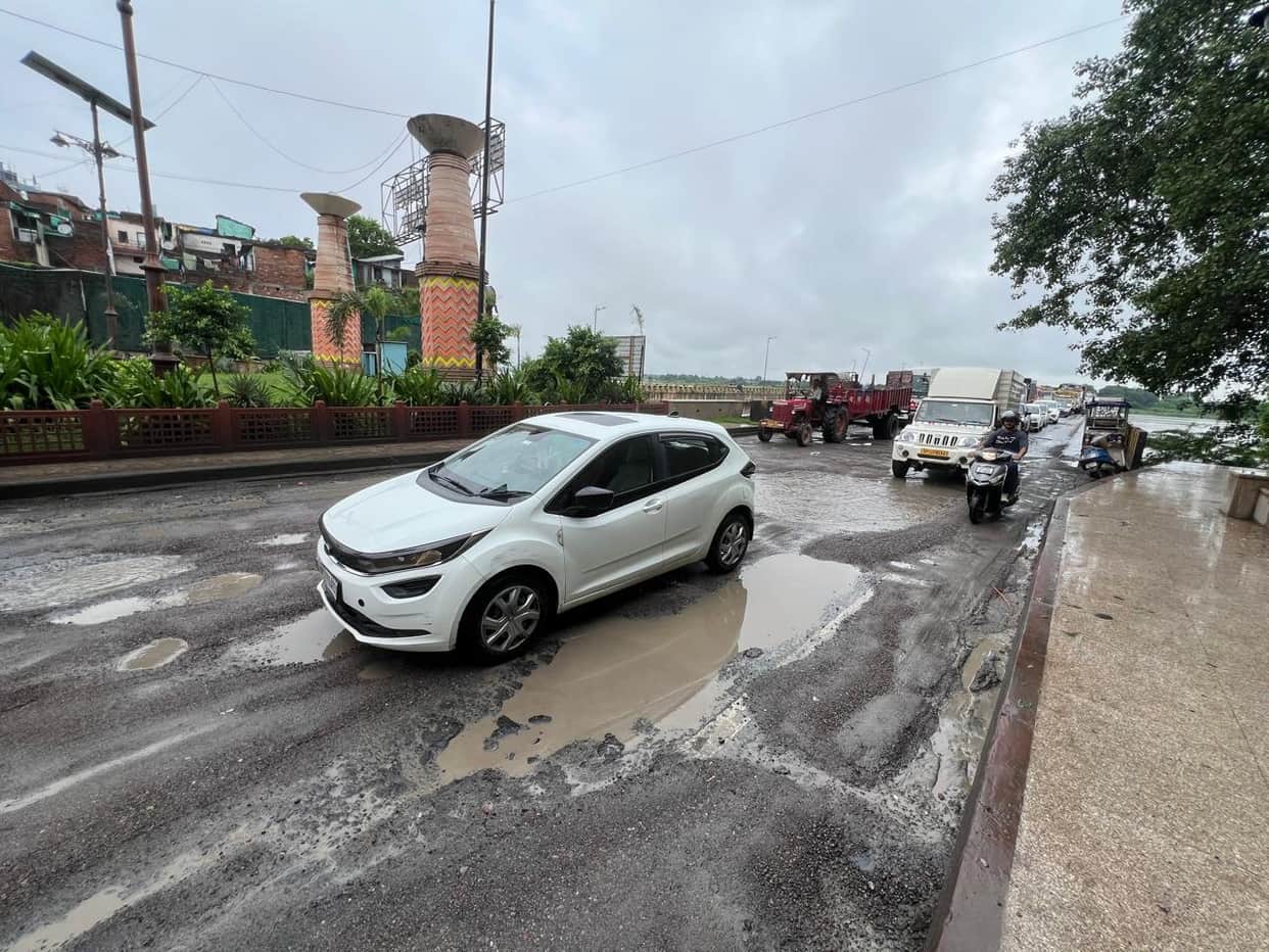 Jajmau Old Bridge: Damaged Road and Waterlogging Trigger Severe Traffic Jams