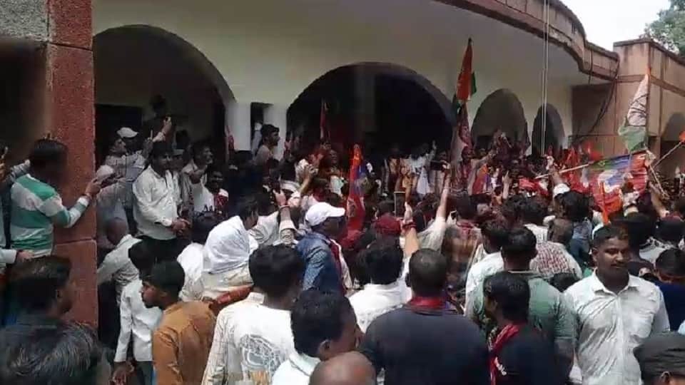 कलेक्ट्रेट में प्रदर्शन करते लोग।
