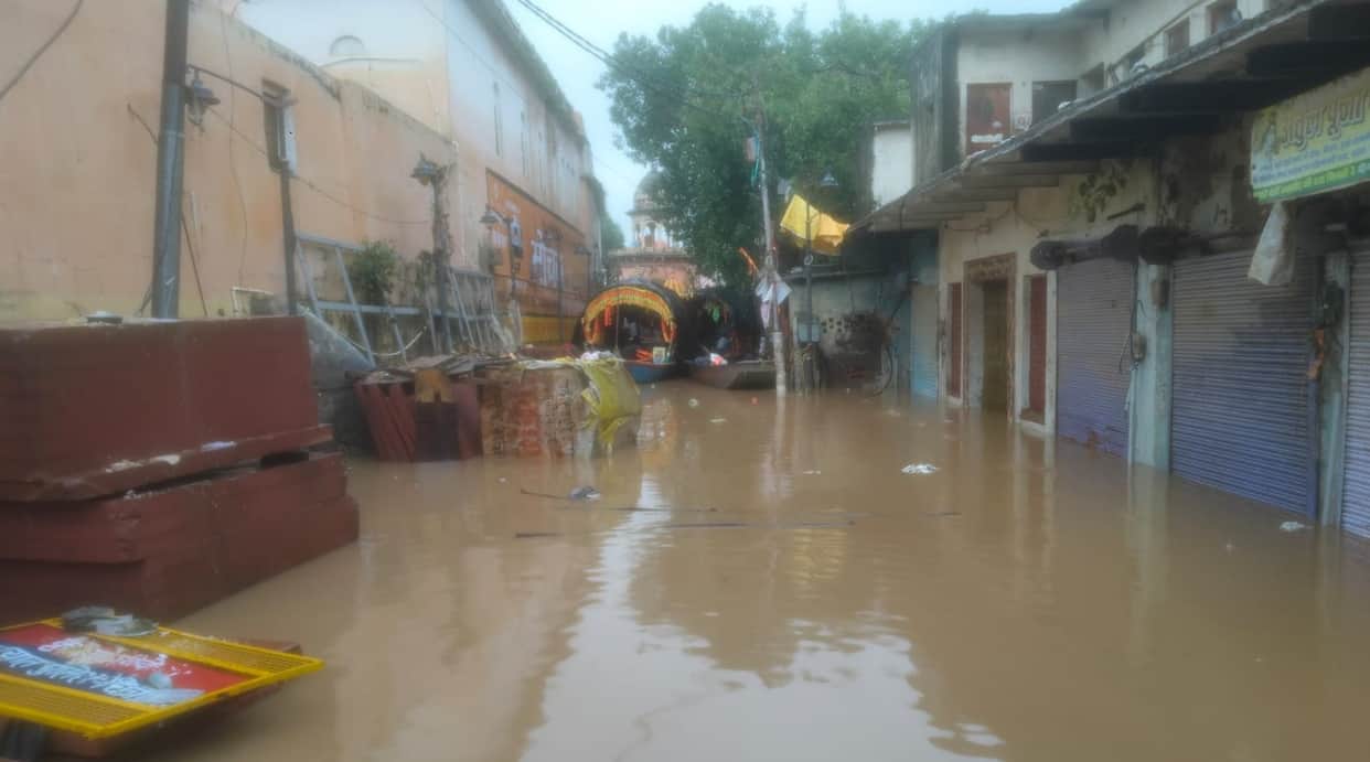 Chitrakoot Mandakini River rages overnight rain leaves Ramghat submerged Kamtanath route is completely blocked