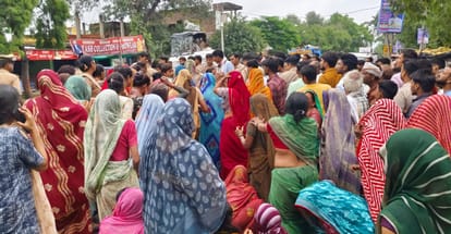 घटनास्थल पर लगी भीड़