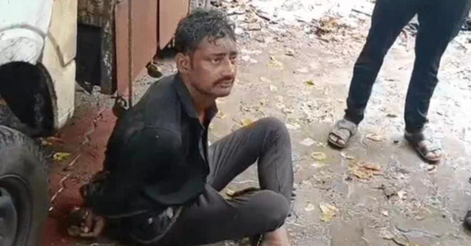 Kanpur Cunning thief caught red handed enraged mob tied him up and beat him police took accused into custody