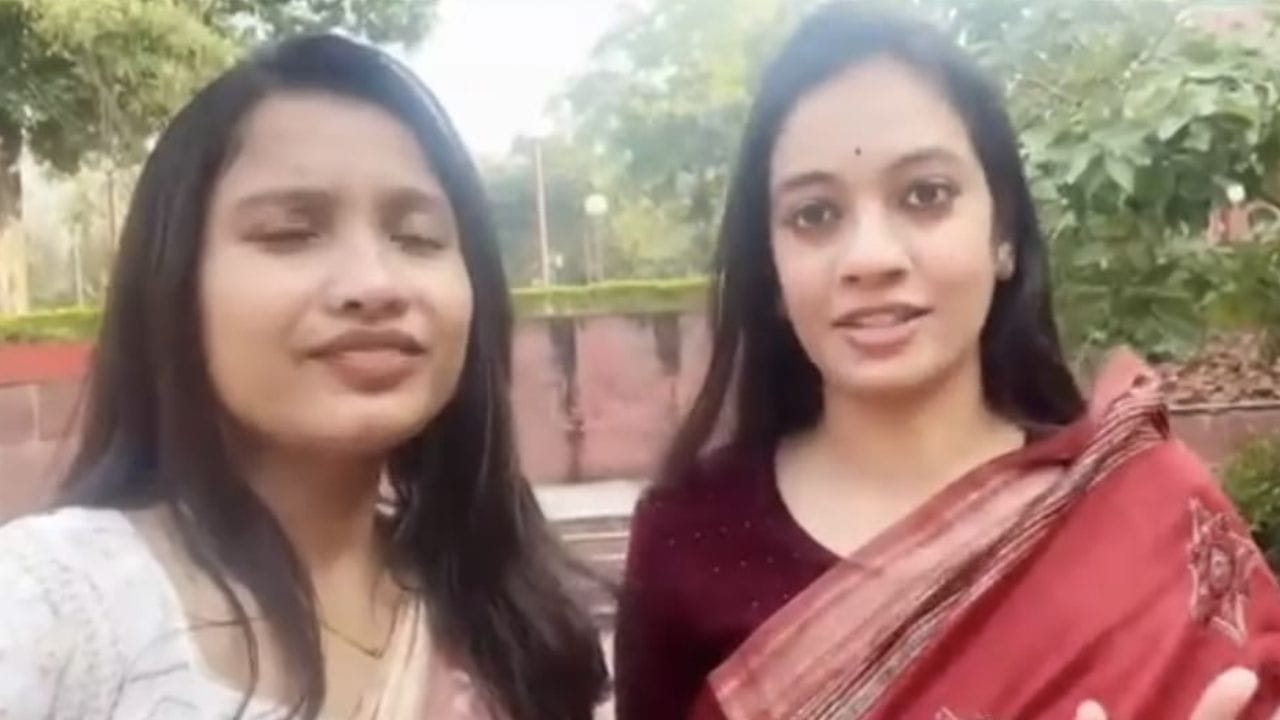 लाल साड़ी में फर्जी आईएएस तृप्ति सिंह