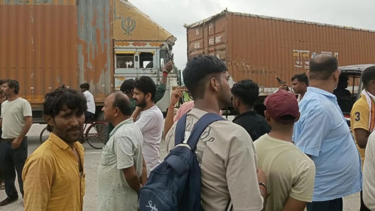 बिहार: तेज रफ्तार ट्रक ने बाइक सवार दंपती को रौंदा, मौके पर दोनों की दर्दनाक मौत; हादसे के बाद सड़क जाम