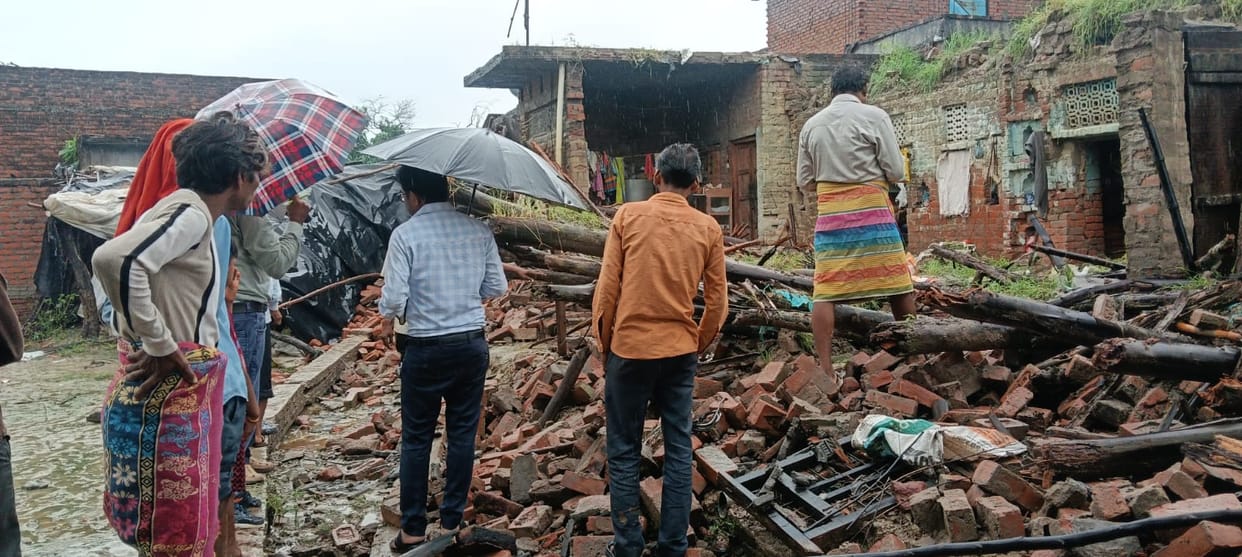 कानपुर देहात में बारिश के दौरान मकान की दीवार ढही, सात माह की बच्ची की मौत; चार घायल House Wall Collapses During Rain in Kanpur Dehat, Seven-Month-Old Girl Dies