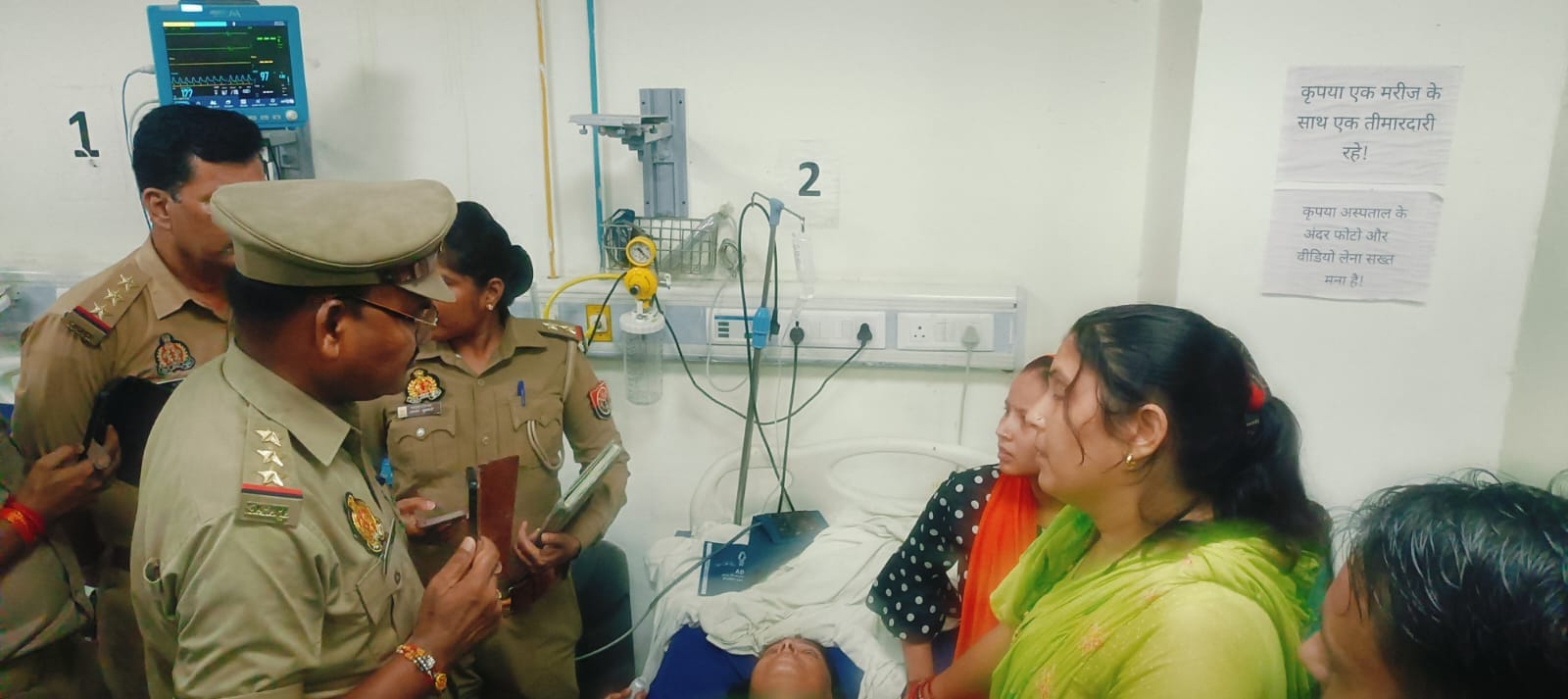मामले की जांच करते पुलिस अधिकारी