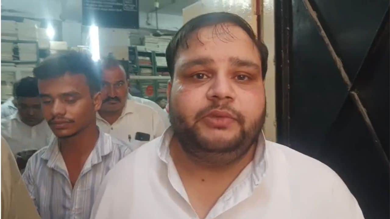 मुंशी की जेब से 50 हजार रुपये चोरी