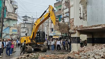 ujjain kd gate madina masjid road widening municipal corporation jcb action
