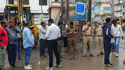 ujjain kd gate madina masjid road widening municipal corporation jcb action