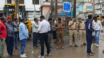 ujjain kd gate madina masjid road widening municipal corporation jcb action
