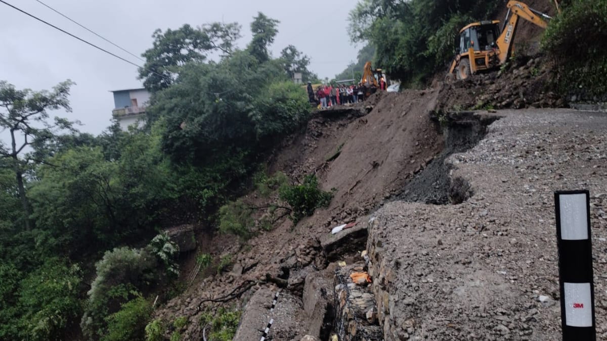 उत्तराखंड: मसूरी-देहरादून मार्ग पर पानीवाला बैंड के पास भू-धंसाव, थराली-देवाल के पास चट्टान खिसकी, वाहन फंसे