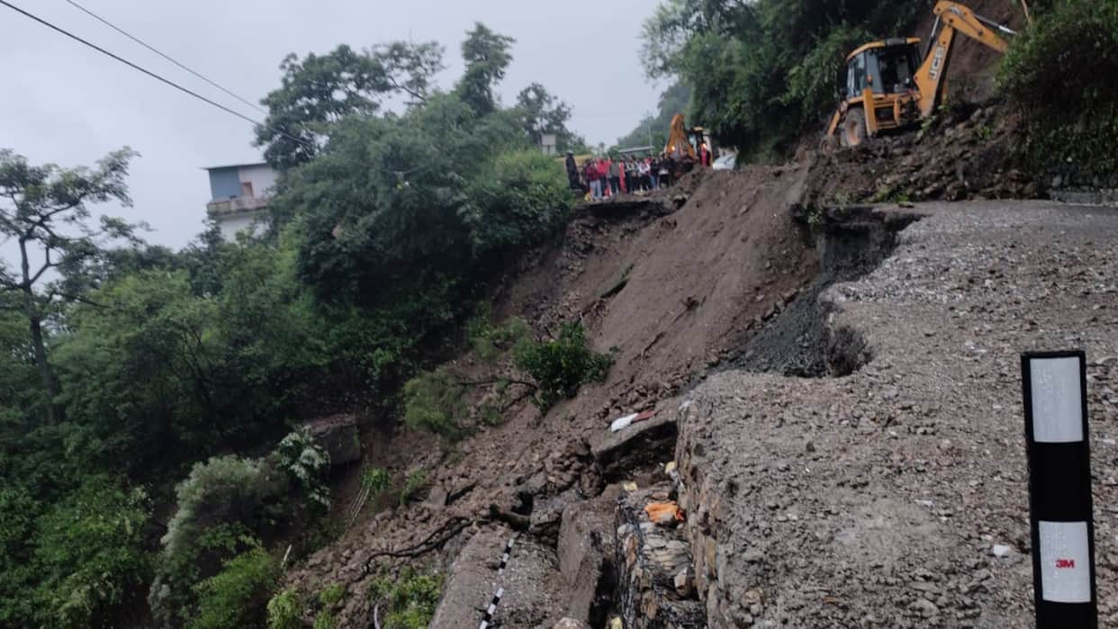 Landslide on Mussoorie Dehradun Road Near Paniwala Band Rockfall Blocks Vehicles Near Tharali Deval Chamoli
