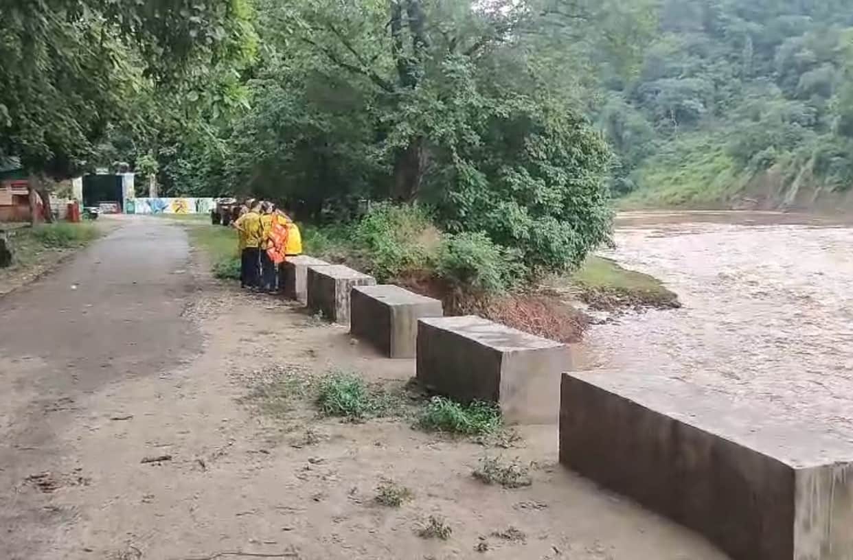 Kotdwar News couple and their daughter were swept away by strong currents while crossing the Kolhu River