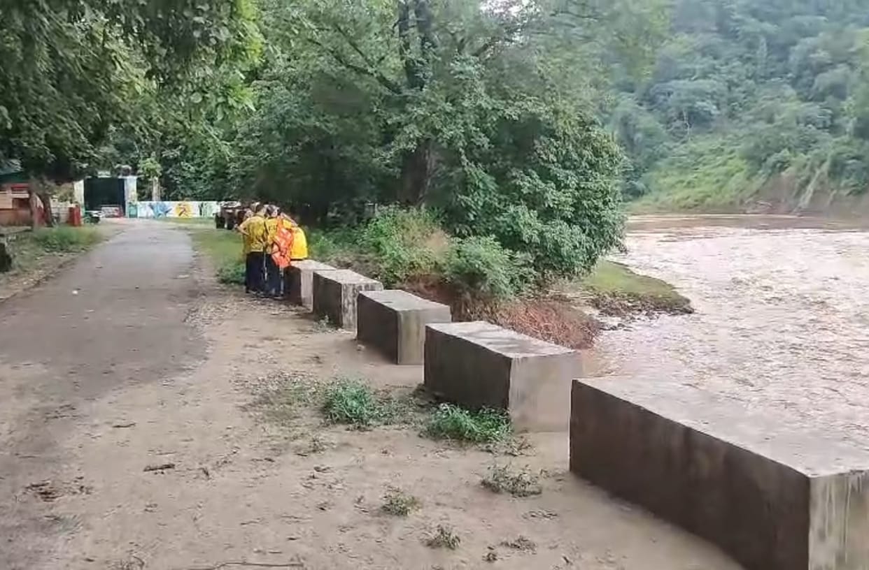 Kotdwar News couple and their daughter were swept away by strong currents while crossing the Kolhu River