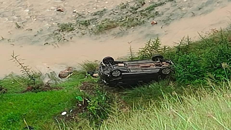 Alto car falls into 500 meter deep ditch in Kanda bageshwar