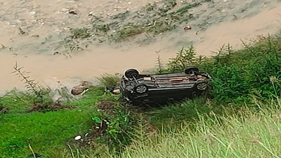 Alto car falls into 500 meter deep ditch in Kanda bageshwar