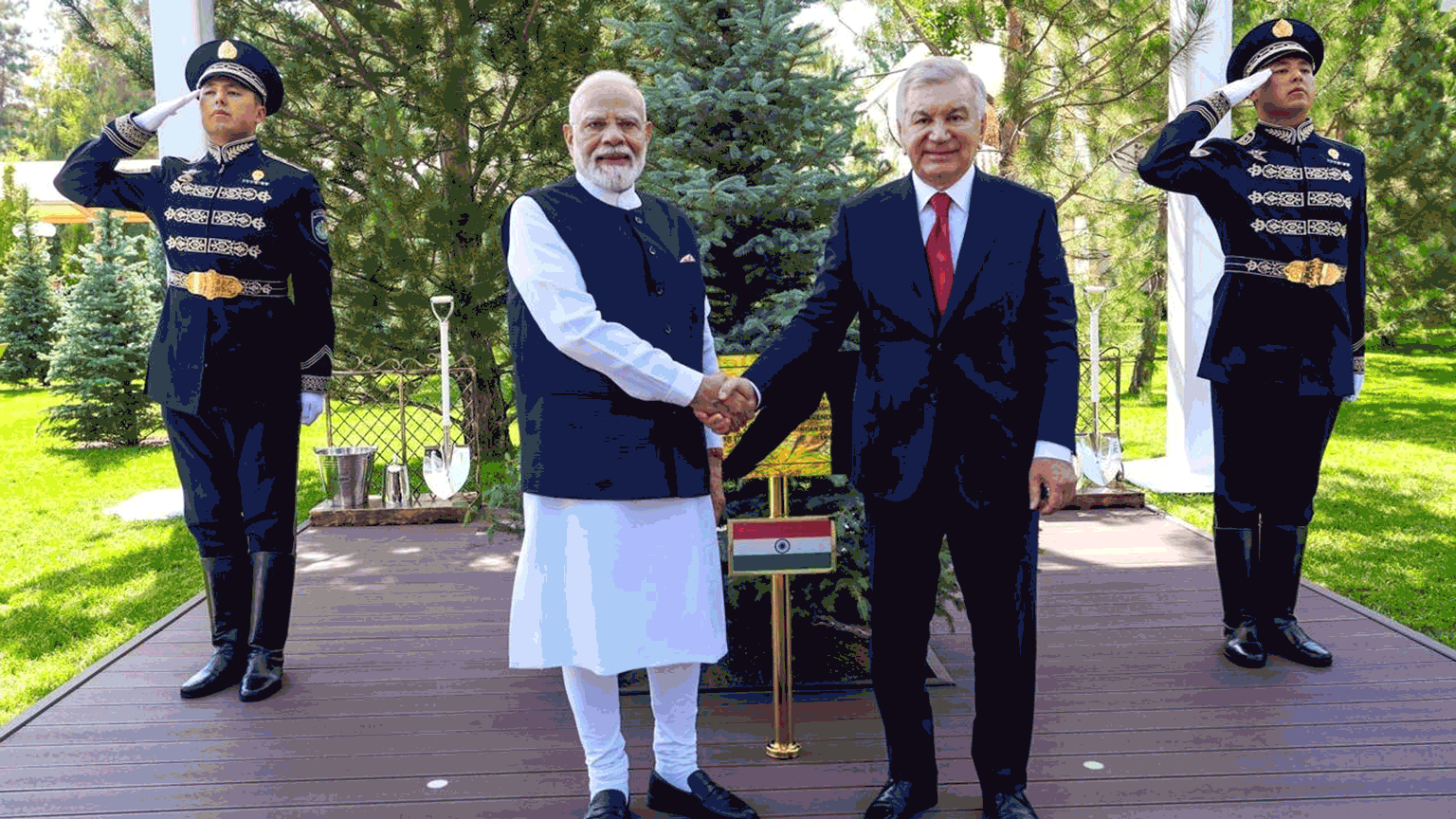 पीएम मोदी ने दिए खास तोहफे
