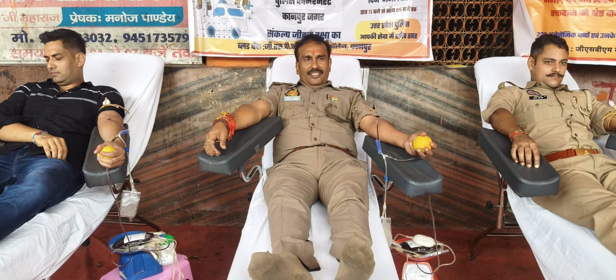 Panki Police Organizes Blood Donation Camp, Policemen Donate Blood Enthusiastically