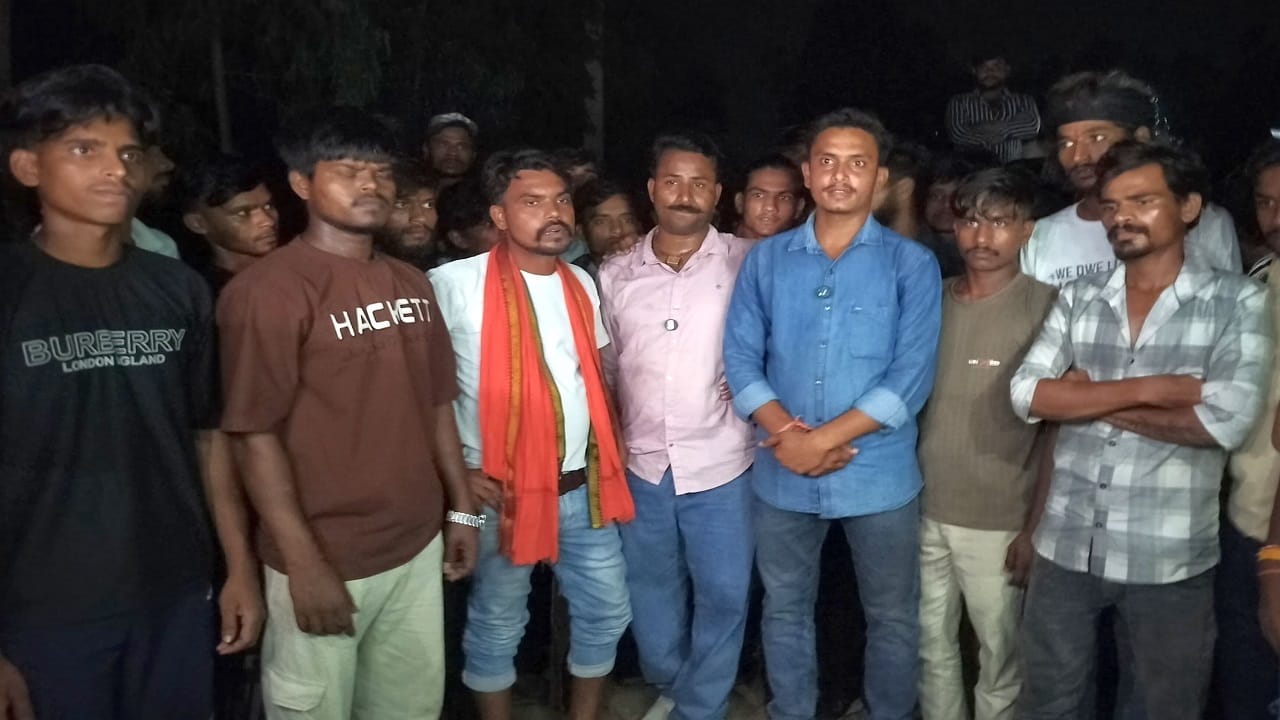 कान्हा उपवन गोशाला के बाहर जुटे लोग
