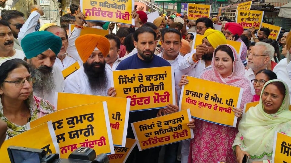 AAP protest in Amritsar Slogans raised outside BJP MP Tarun Chugh residence