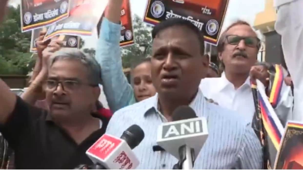 Delhi Police detained Congress leader Udit Raj who was protesting outside RSS headquarters