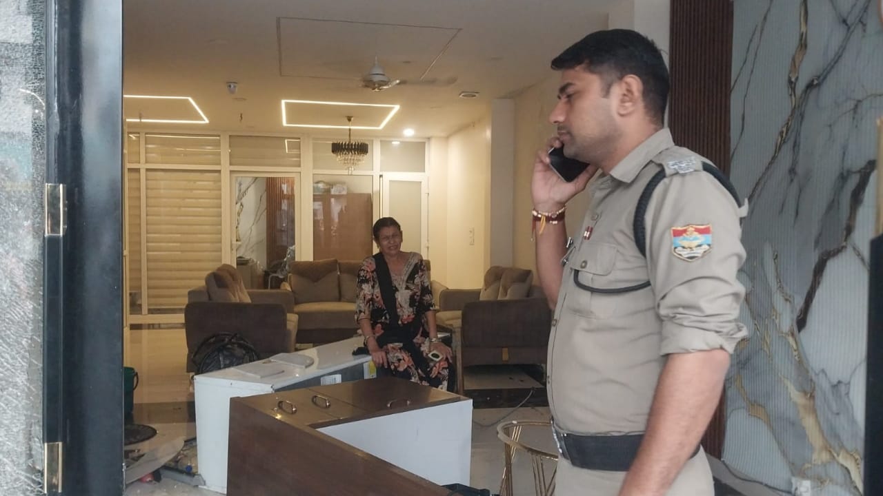 Rishikesh Minor Misdeed Case Angry Crowd Vandalises Hotel Owner Manager Under Scanner Uttarakhand news