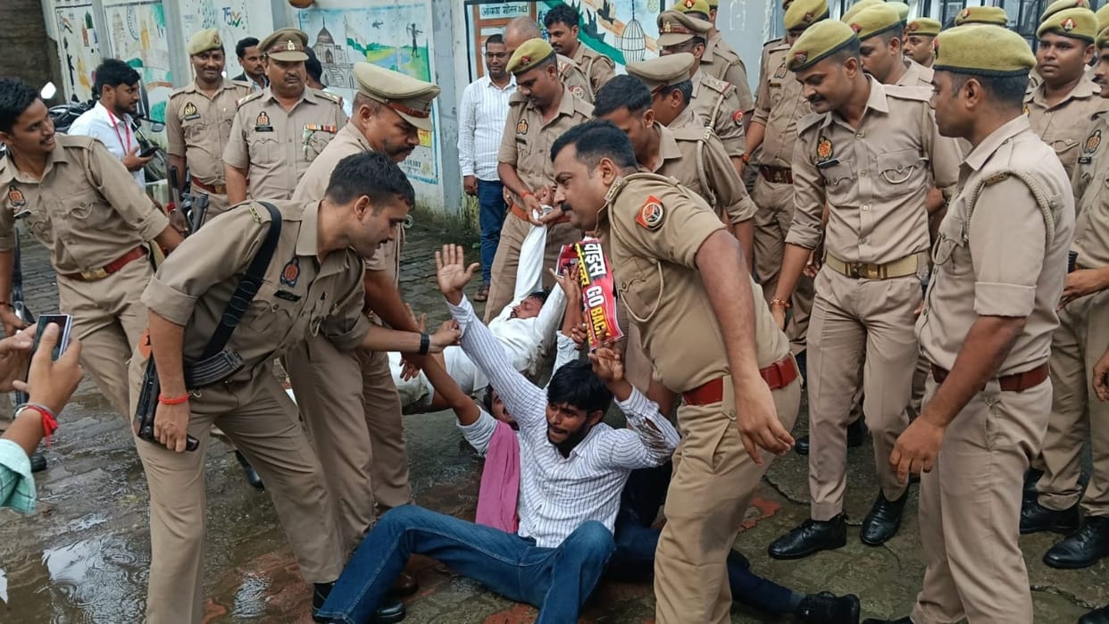 Samajwadi Chhatra Sabha protested against Vice-Chancellor who attended an RSS event in Azamgarh