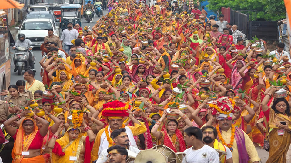 सुरक्षा विहार से निकली कलश यात्रा