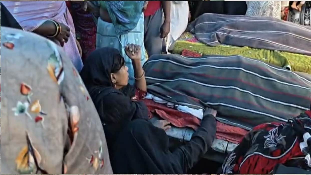 Couple sleeping on the floor bitten by a snake; died on the way to Gorakhpur.