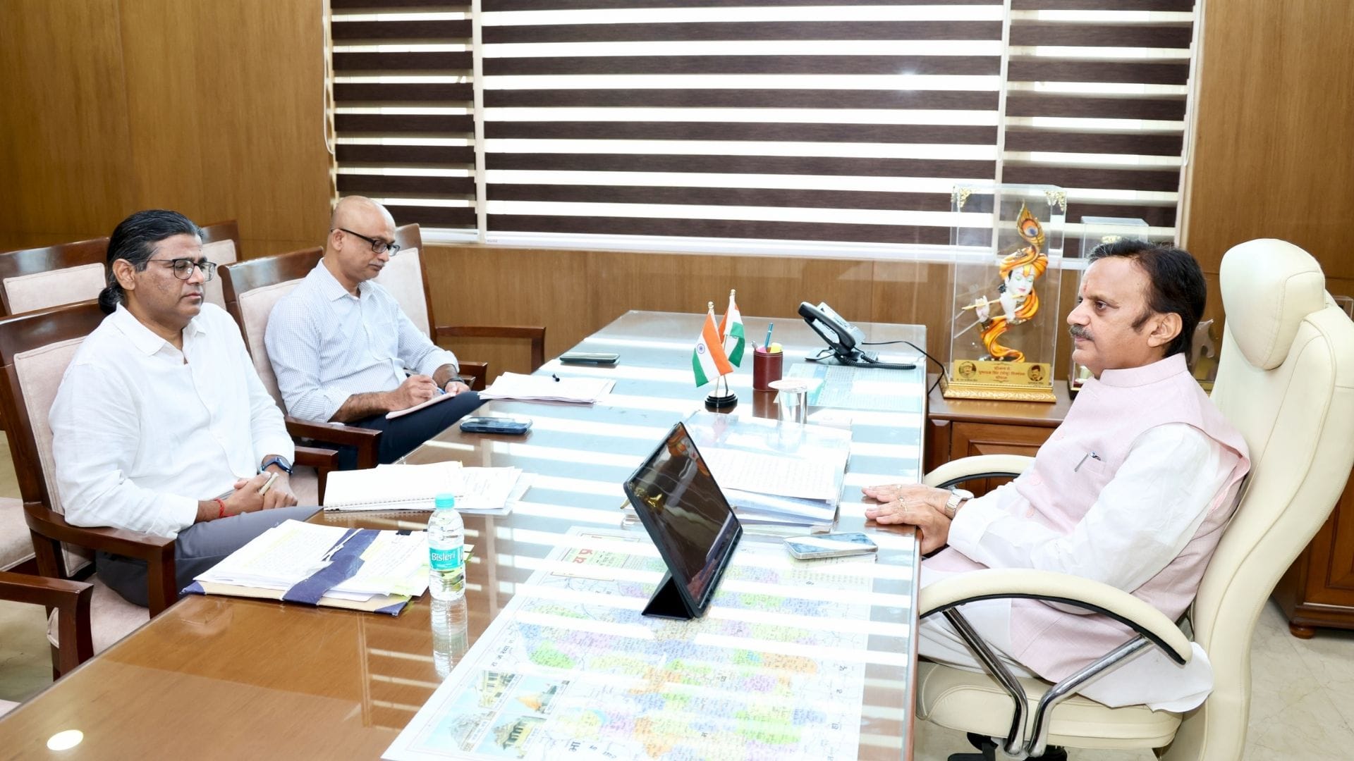 स्वास्थ्य मंत्री राजेंद्र शुक्ल  अधिकारियों के साथ बैठक करते हुए