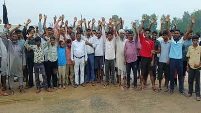 सिरसवां गौड़ के लोग प्रदर्शन करते हुए