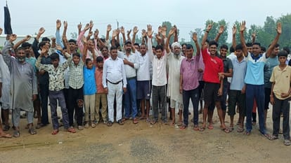 सिरसवां गौड़ के लोग प्रदर्शन करते हुए