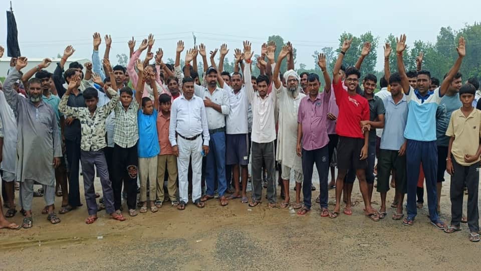 Moradabad: Paths Submerged and Fodder Ruined in Siraswan Gaud; Commuters Create Uproar on Highway