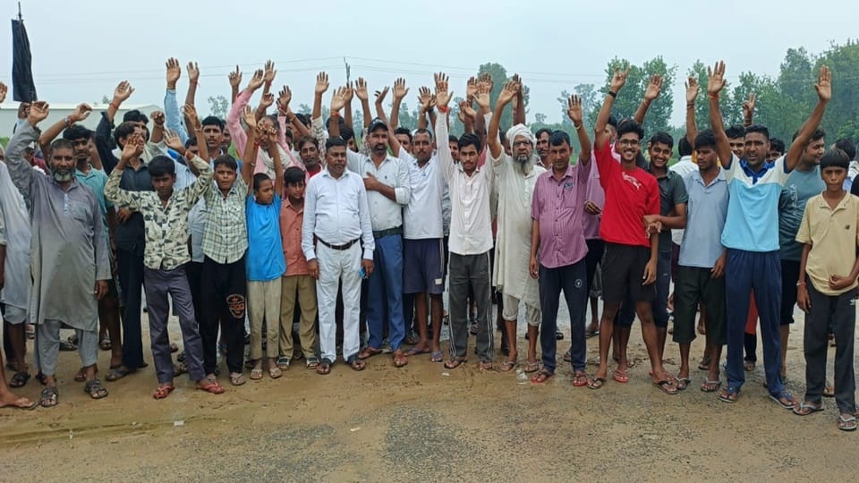 Moradabad: Paths Submerged and Fodder Ruined in Siraswan Gaud; Commuters Create Uproar on Highway