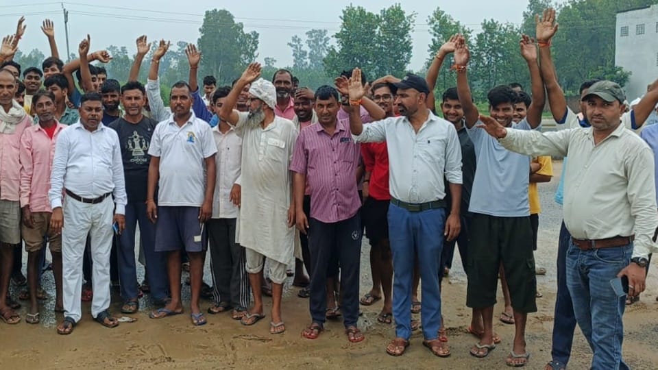 Moradabad: Paths Submerged and Fodder Ruined in Siraswan Gaud; Commuters Create Uproar on Highway