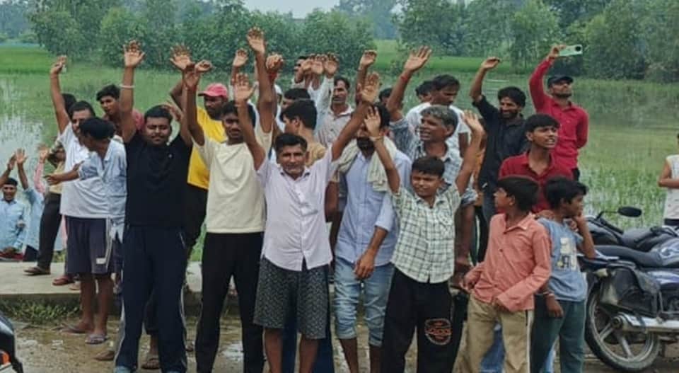 Moradabad: Paths Submerged and Fodder Ruined in Siraswan Gaud; Commuters Create Uproar on Highway