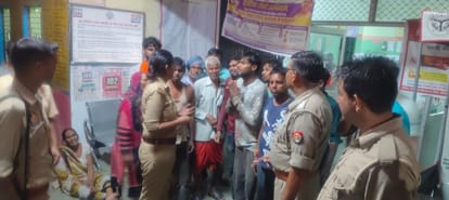 अस्पताल में मौजूद परिजन।