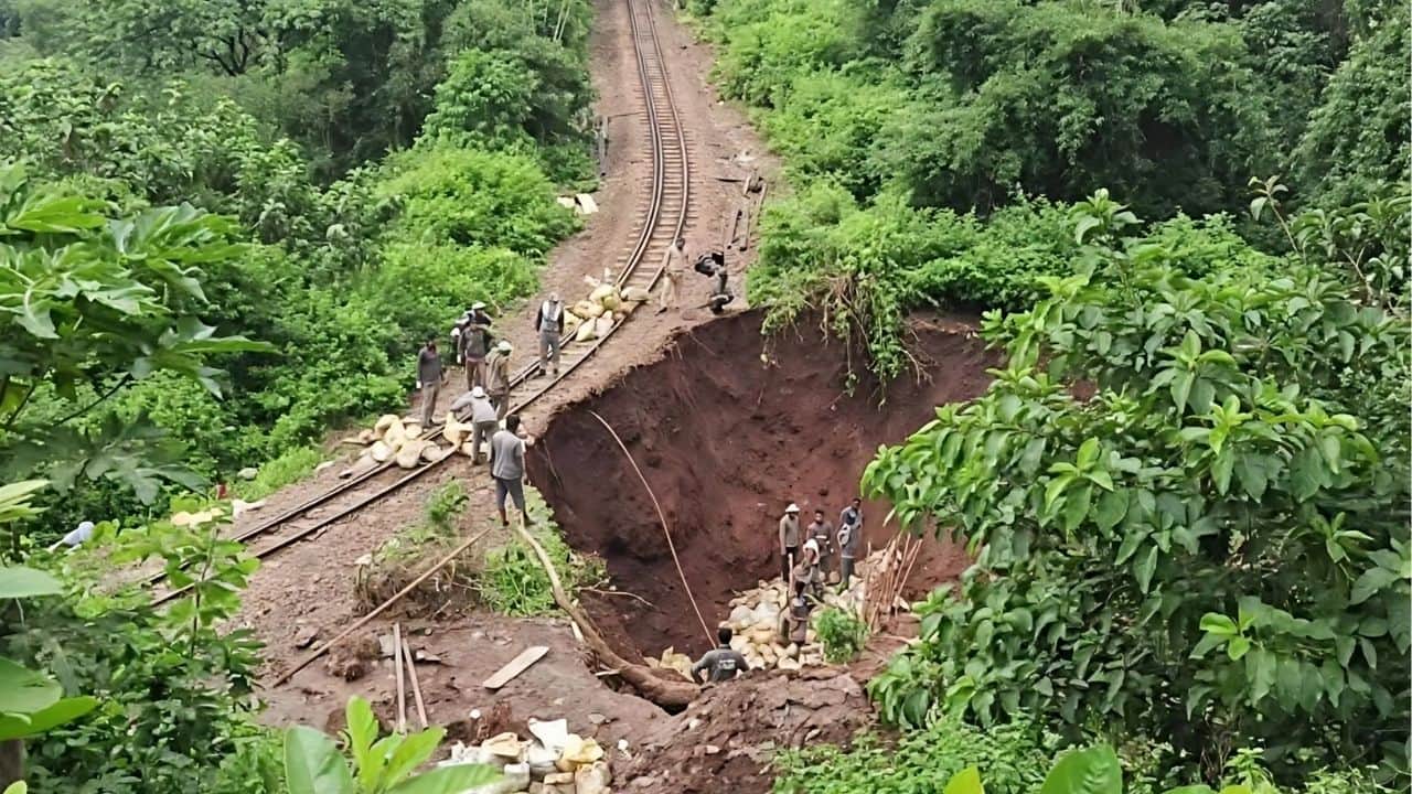 ट्रैक जहां से मिट्टी बह गई है।