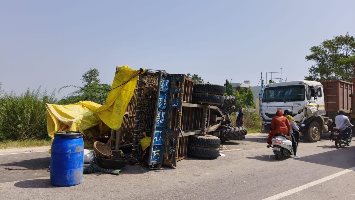 Trailer truck rams into tractor-trolley in Charkhi-Dadri; long traffic jam on highway following the accident