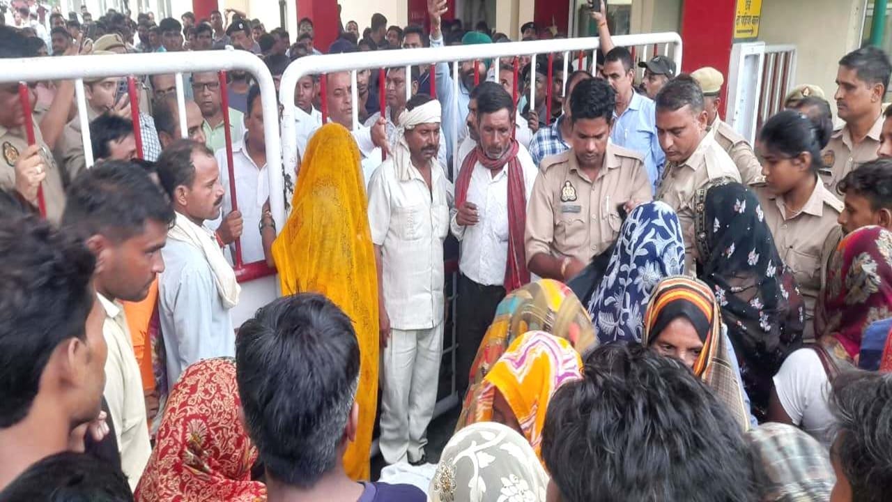 इफको गेट पर परिजनों ने किया हंगामा