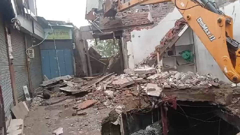 Shops built over drain at Subhash Bazaar were demolished in Agra