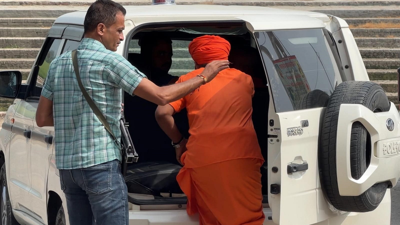 आरोपी को ले जाती पुलिस
