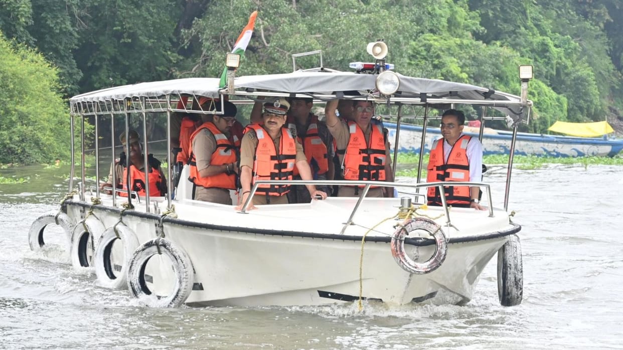 Floods in Varanasi Officials reached from Adi Keshav to Saraymohana by boat meet with flood-affected people