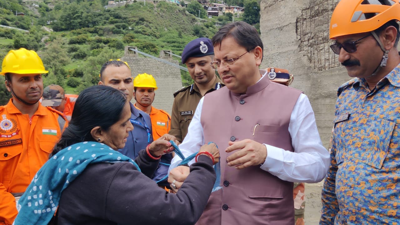 अहमदाबाद की धनगौरी बरोलिया ने मुख्यमंत्री पुष्कर सिंह धामी को बांधी थी राखी